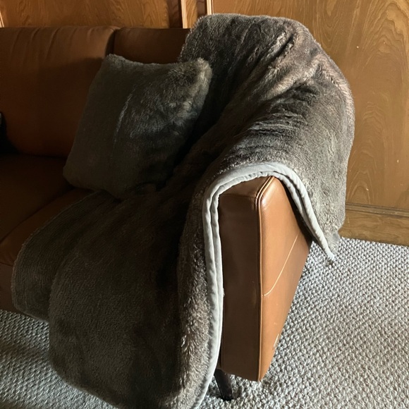 Pottery Barn Gray Faux Fur Throw Blanket - Picture 3 of 6